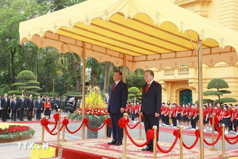Tổng Bí thư Tô Lâm và Tổng Bí thư, Chủ tịch nước Trung Quốc Tập Cận Bình trên bục danh dự, nghe quân nhạc cử Quốc thiều hai nước. (Ảnh: Thống Nhất/TTXVN)
