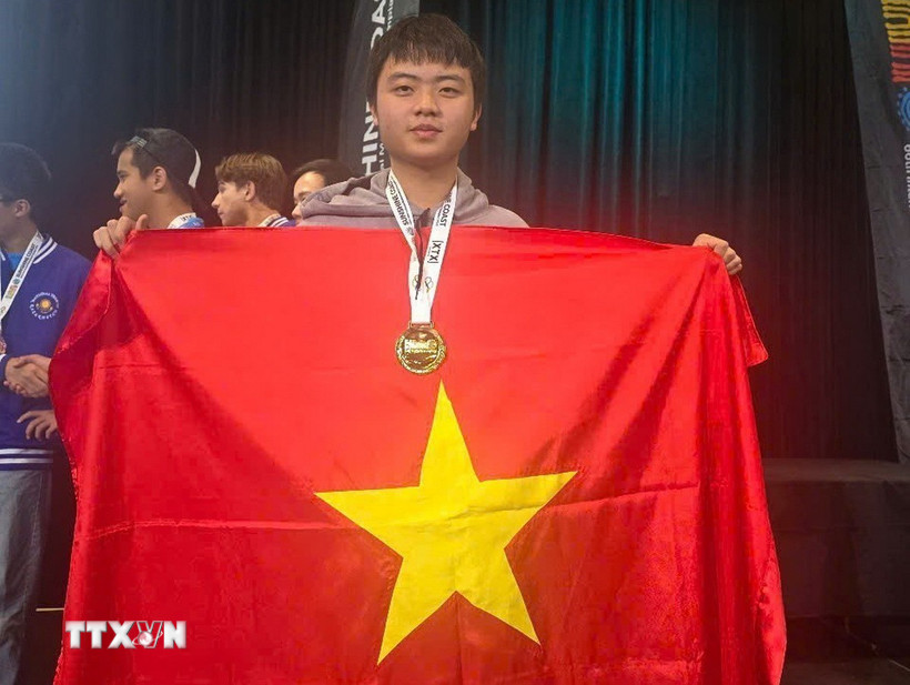 Niềm vui của chàng trai Vàng Olympic Toán học quốc tế Võ Trọng Khải. (Ảnh: TTXVN phát)