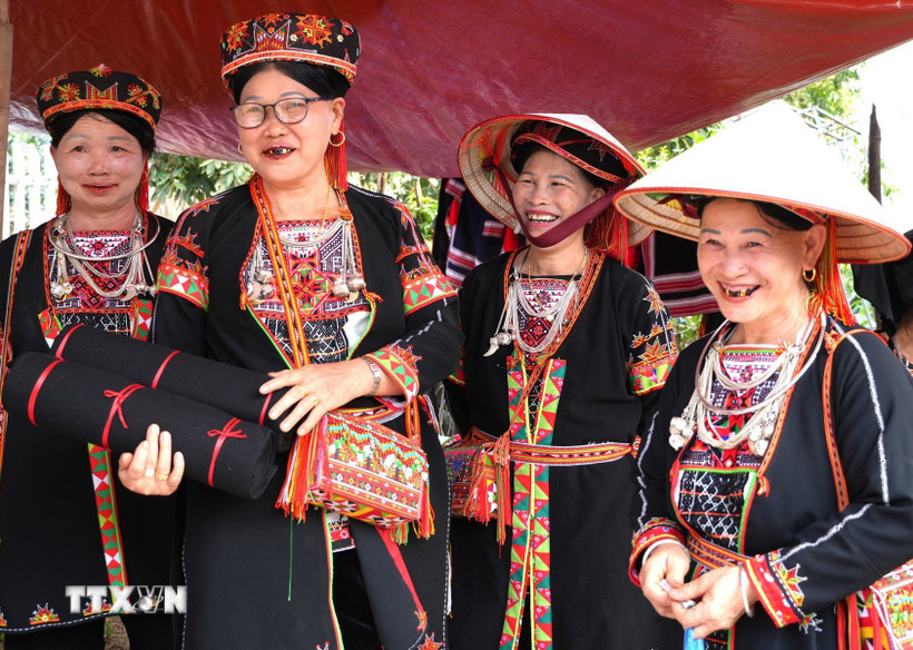 Phụ nữ dân tộc lựa chọn trang phục, phụ kiện truyền thống tại Lễ hội Chợ Thụt, xã Phù Lưu (Tuyên Quang). (Ảnh: Minh Tâm/TTXVN)