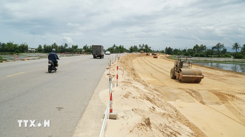 Từ nay đến năm 2030, Đà Nẵng sẽ tập trung đầu tư, nâng cấp hoàn chỉnh, thông suốt các trục giao thông kết nối vùng Đông và vùng Tây của thành phố. (Ảnh: Quốc Dũng/TTXVN)