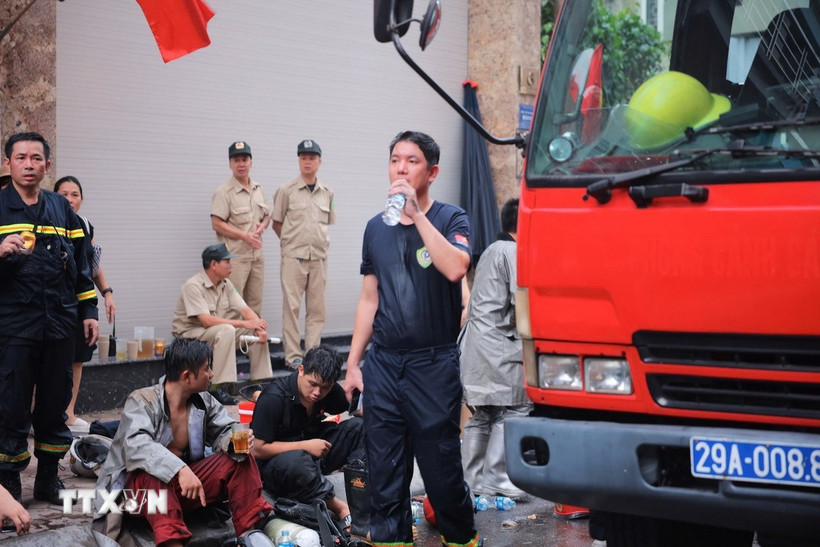 Lực lượng chức năng cố gắng dập tắt đám cháy. (Ảnh: Hoàng Hiếu/TTXVN)