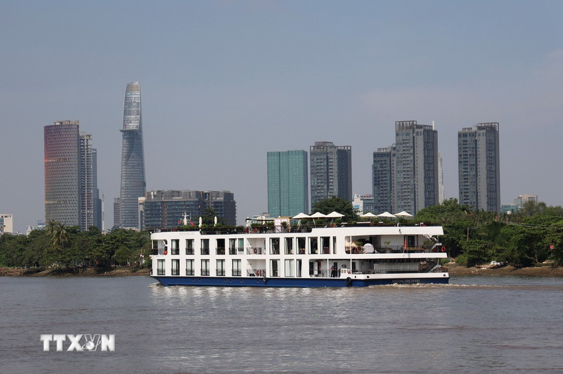 Tàu du lịch hạng sang chở khách tham quan Thành phố Hồ Chí Minh trên sông Sài Gòn. (Ảnh: Hồng Đạt/TTXVN)