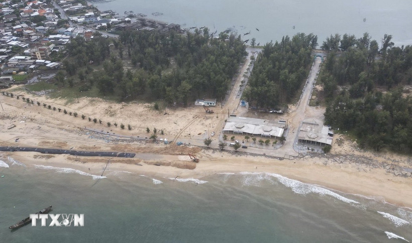 Công trình kè mềm được Huế triển khai xây dựng gần với điểm sạt lở ở biển Thuận An. (Ảnh: Văn Dũng/TTXVN)