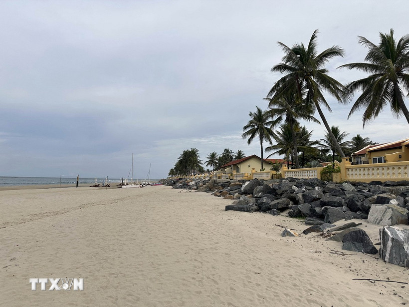 Bãi tắm được hồi sinh trước mặt một khu nghỉ dưỡng trước đây phải dùng đá hộc bảo vệ bờ tường trước sự xâm thực của sóng biển ở Đà Nẵng. (Ảnh: Đỗ Trưởng/TTXVN)