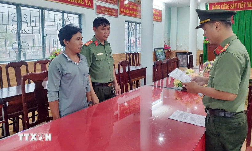 Cơ quan An ninh điều tra Công an tỉnh An Giang tống đạt lệnh khởi tố vụ án, khởi tố bị can, thực hiện lệnh bắt bị can tạm giam đối tượng Giang Chí Hùng. (Ảnh: TTXVN phát)