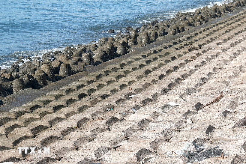 Kè bêtông mái nghiêng kết hợp kè mỏ hàn bảo vệ bờ biển chống xâm thực tại phường Tiến Thành (Lâm Đồng). (Ảnh: Nguyễn Thanh/TTXVN)
