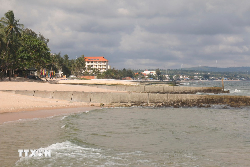 Kè mái nghiêng bêtông chống xâm thực tại phường Phan Thiết (Lâm Đồng). (Ảnh: Nguyễn Thanh/TTXVN)