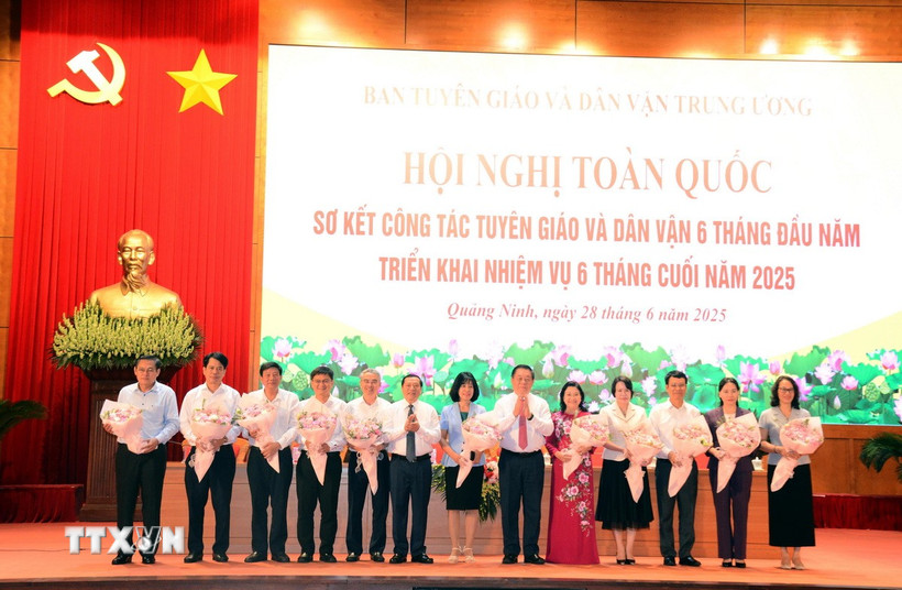 Ủy viên Bộ Chính trị, Bí thư Trung ương Đảng, Trưởng Ban Tuyên giáo và Dân vận Trung ương Nguyễn Trọng Nghĩa tặng hoa các đồng chí Trưởng ban Tuyên giáo và Dân vận các tỉnh, thành phố. (Ảnh: Thanh Vân/TTXVN)