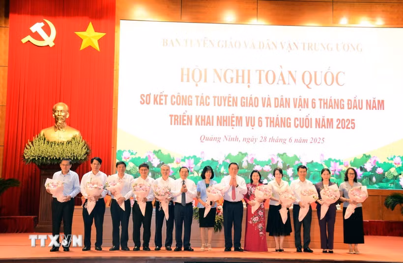 Ủy viên Bộ Chính trị, Bí thư Trung ương Đảng, Trưởng Ban Tuyên giáo và Dân vận Trung ương Nguyễn Trọng Nghĩa tặng hoa các đồng chí Trưởng ban Tuyên giáo và Dân vận các tỉnh, thành phố. (Ảnh: Thanh Vân/TTXVN)