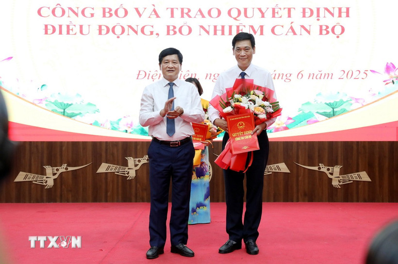 Ông Lê Thành Đô, Chủ tịch Ủy ban Nhân dân tỉnh Điện Biên trao quyết định bổ nhiệm giữ chức Phó Chánh Văn phòng Ủy ban Nhân dân tỉnh cho ông Nguyễn Tiến Cường. (Ảnh: Trung Kiên/ TTXVN)