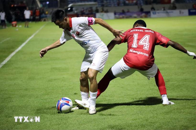 Pha tranh bóng quyết liệt giữa cầu thủ hai đội. (Ảnh: Trần Lê Lâm/TTXVN)