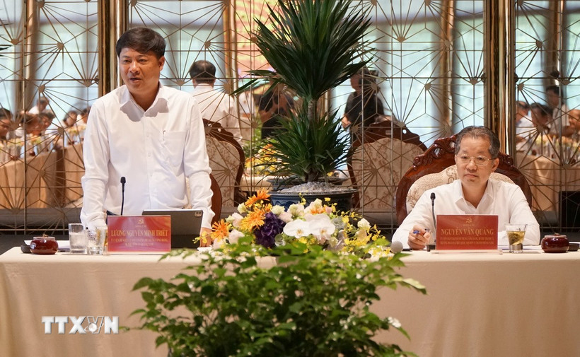 Bí thư Thành ủy Đà Nẵng Nguyễn Văn Quảng (bên phải) và Bí thư Tỉnh ủy Quảng Nam Lương Nguyễn Minh Triết (bên trái) chủ trì Hội nghị. (Ảnh: Quốc Dũng/ TTXVN)