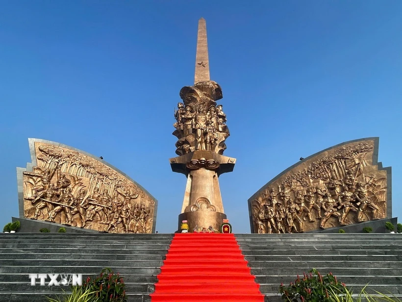 Tượng đài Trung tâm Khu tưởng niệm Chiến khu D ở Bình Dương được ốp phù điêu bằng đồng. (Ảnh: Dương Chí Tưởng/TTXVN)