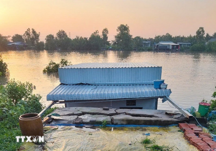 Vụ sạt lở đất tại xã Nguyễn Huân, huyện Đầm Dơi đã làm thiệt hại hoàn toàn 8 căn nhà của người dân. (Ảnh: TTXVN phát)