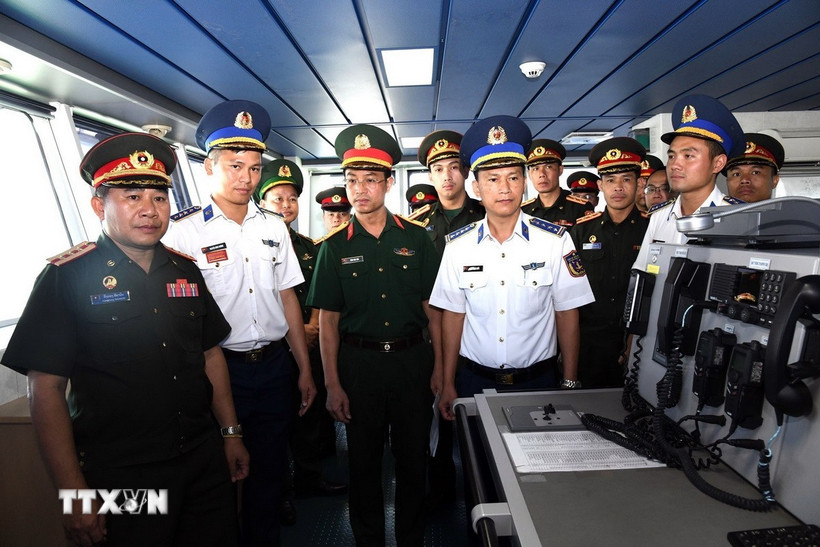 Đoàn sỹ quan trẻ Quân đội nhân dân Lào tham quan tại tàu CSB 8002, Bộ tư lệnh Vùng Cảnh sát biển 2. (Ảnh: Trịnh Bang Nhiệm/TTXVN)