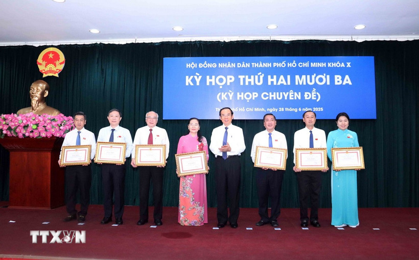 Ông Nguyễn Văn Nên, Ủy viên Bộ Chính trị, Bí thư Thành ủy Thành phố Hồ Chí Minh trao Bằng khen của Ủy ban Nhân dân Thành phố cho các cá nhân có thành tích xuất sắc cho Hội đồng Nhân dân Thành phố giai đoạn 2021-2025. (Ảnh: Xuân Khu/TTXVN)