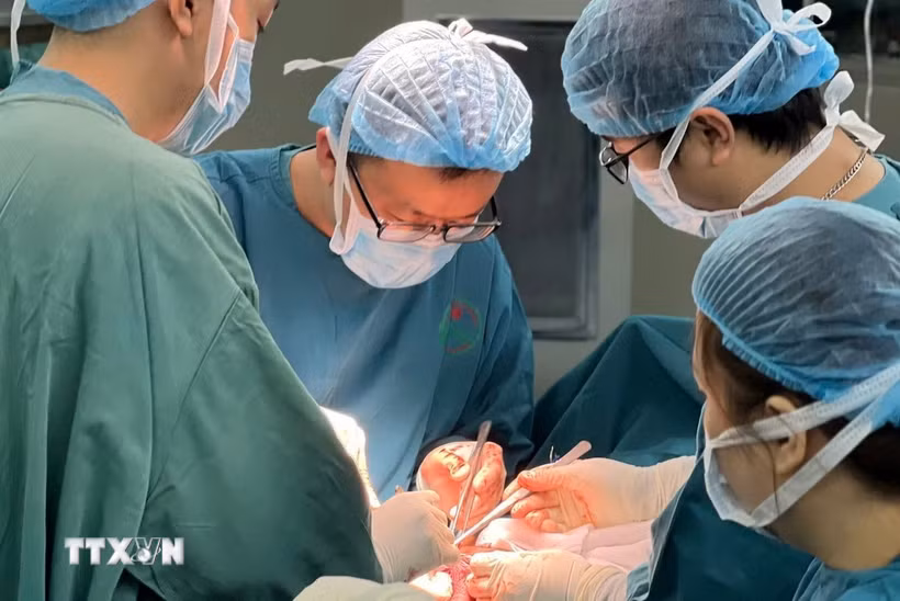 Êkip bác sỹ thực hiện ca phẫu thuật đồng thời cắt thực quản và gan cho nam bệnh nhân. (Ảnh: TTXVN phát)