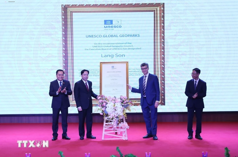 Ông Jonathan Wallace Baker, Trưởng Đại diện Tổ chức Giáo dục, Khoa học và Văn hóa của Liên hợp quốc (UNESCO) (bên phải) trao Bằng công nhận Công viên địa chất toàn cầu UNESCO Lạng Sơn cho lãnh đạo tỉnh Lạng Sơn. (Ảnh: Anh Tuấn/TTXVN)