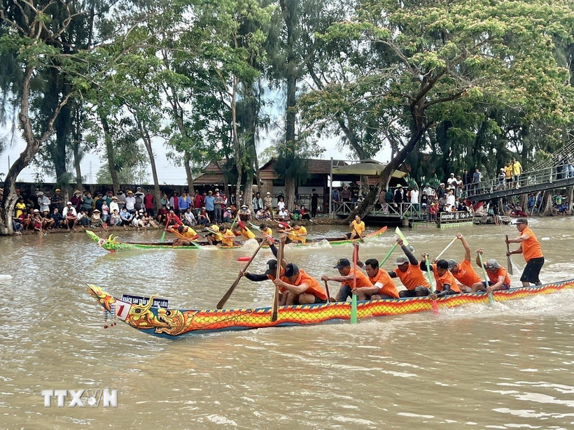Đua ghe ngo mini thường được tổ chức nhân các dịp lễ, tết của đồng bào Khmer tại chùa Cái Giá giữa (xã Hưng Hội, huyện Vĩnh Lợi). (Ảnh: TTXVN phát)