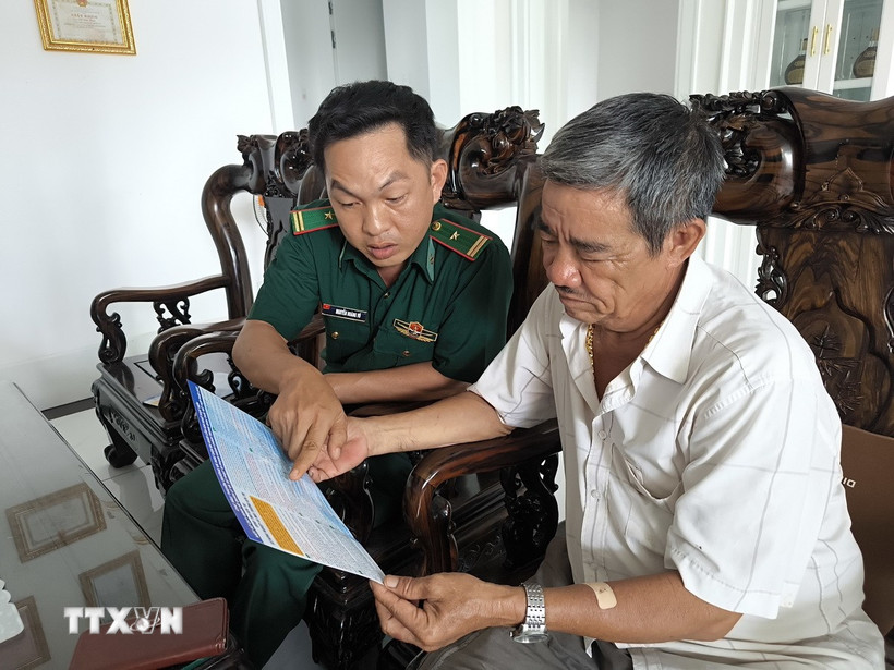 Lực lượng biên phòng tuyên truyền chống khai thác IUU tại xã Tân Thủy, tỉnh Vĩnh Long. (Ảnh: Huỳnh Phúc Hậu/ TTXVN)