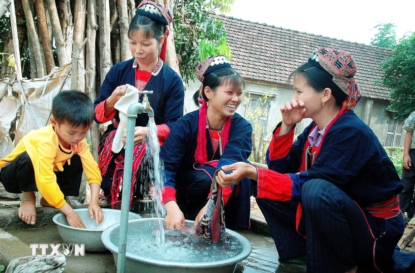 Đồng bào dân tộc thiểu số được dùng nước sạch. (Ảnh: Việt Hùng/TTXVN)