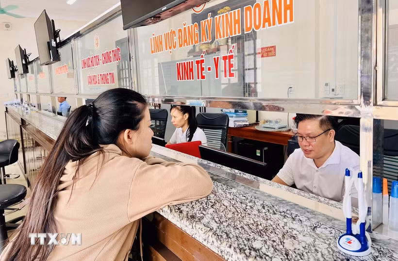 Người dân đến làm các thủ tục tại Trung tâm phục vụ hành chính công phường Quảng Trị (tỉnh Quảng Trị). (Ảnh: Nguyên Linh/TTXVN)