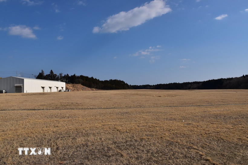 Khu lưu trữ có sức chứa lên đến 1,5 triệu mét khối đất, với độ sâu 15m tại thị trấn Okuma. (Ảnh: Xuân Giao/TTXVN)