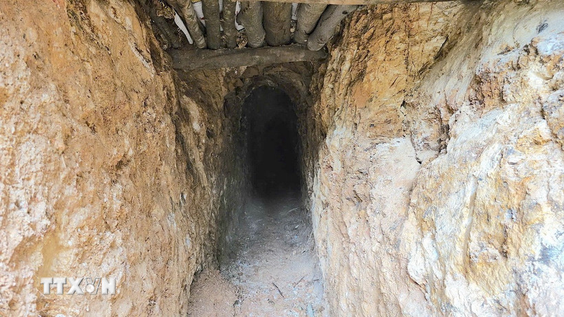 Nhiều miệng hầm khai thác cũ và mới còn lại tại hiện trường cho thấy khu vực này đã diễn ra nạn khai thác khoáng sản trong thời gian dài. (Ảnh: TTXVN phát)