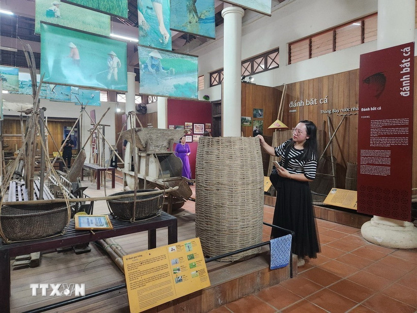 Du khách tham quan nhà trưng bày nông cụ thuộc Điểm du lịch giảm nhựa Cầu ngói Thanh Toàn. (Ảnh: Mai Trang/TTXVN)