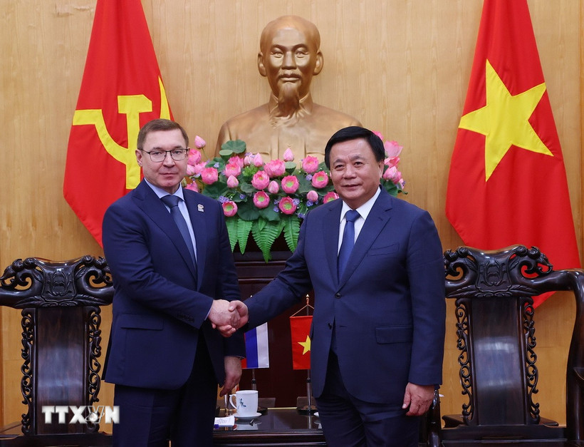 Giáo sư, tiến sỹ Nguyễn Xuân Thắng tiếp đồng chí Vladimir Vladimirovich Yakushev, Phó Chủ tịch thứ nhất Hội đồng liên bang Quốc hội Nga. (Ảnh: Văn Điệp/TTXVN)