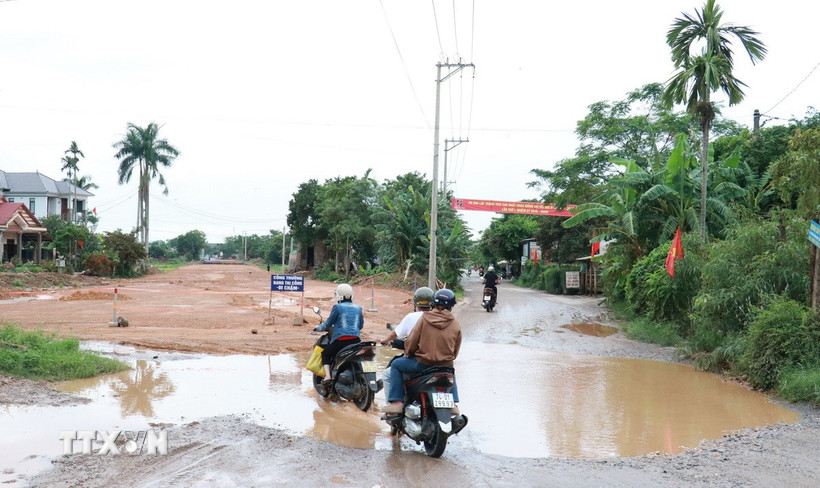 Khi trời mưa đường dẫn lên cầu An Mô mới có nhiều vũng nước đọng, nhiều chỗ bùn đất lầy lội gây khó khăn cho người tham gia giao thông. (Ảnh: Tường Vi/ TTXVN)