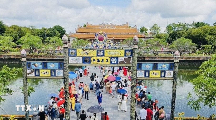 אטרקציות תיירותיות ואתרים היסטוריים בהואה מושכים מספר רב של מבקרים. (צילום: ואן דונג/VNA)