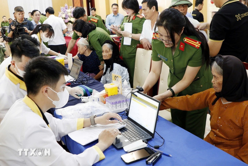 Lực lượng Công an và Công ty Cổ phần GeneStory thu nhận mẫu ADN của các thân nhân liệt sỹ. (Ảnh: Thanh Thương/TTXVN)