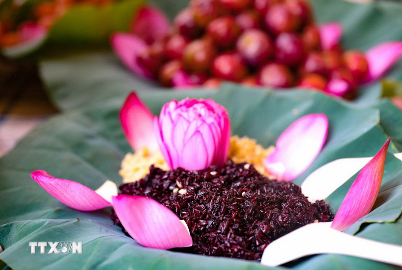 Cơm rượu nếp là món không thể thiếu trong ngày Tết Đoan Ngọ. (Nguồn: TTXVN)