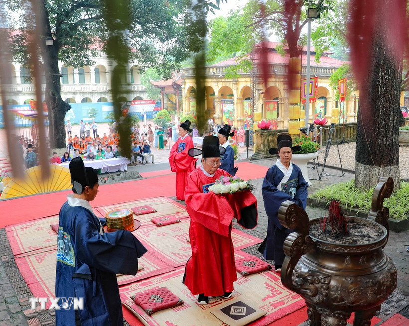 Tiến phẩm, dâng hương lên các vị tiên đế trong Ngày Tết Đoan Ngọ ở Hoàng Thành Thăng Long. (Ảnh: Thanh Tùng/TTXVN)