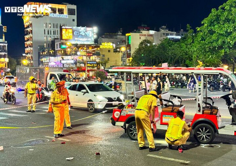 Phòng Cảnh sát Giao thông Công an tỉnh Gia Lai đang khám nghiệm hiện trường, làm rõ nguyên nhân vụ tai nạn. (Nguồn: Công an tỉnh Gia Lai)