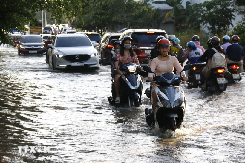 Tuyến đường Nguyễn Duy Trinh, phường Hàm Thắng (Lâm Đồng) bị ngập, gây khó khăn cho việc lưu thông. (Ảnh: Hồng Hiếu/TTXVN)