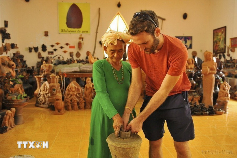 Tạo hình là kỹ thuật độc đáo của nghề làm gốm Chăm. (Ảnh: Hồng Hiếu/TTXVN)