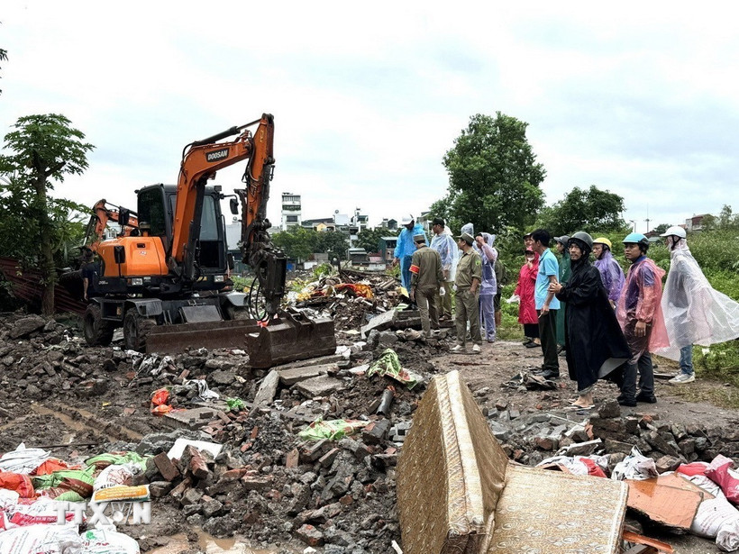 Lực lượng chức năng phường Vĩnh Tuy tổ chức giải tỏa các diện tích đất bị lấn chiếm tại khu vực “Ao cá Bác Hồ” ở phường Vĩnh Tuy (Hà Nội). (Ảnh: Quốc Lũy/TTXVN)