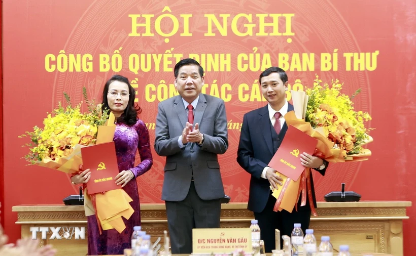 Thừa ủy quyền của Ban Bí thư Trung ương Đảng, Bí thu Tỉnh ủy Bắc Giang Nguyễn Văn Gấu trao quyết định, tặng hoa chúc mừng các đồng chí Nguyễn Thị Hương và Nguyễn Việt Oanh. (Ảnh: Đồng Thúy/TTXVN)