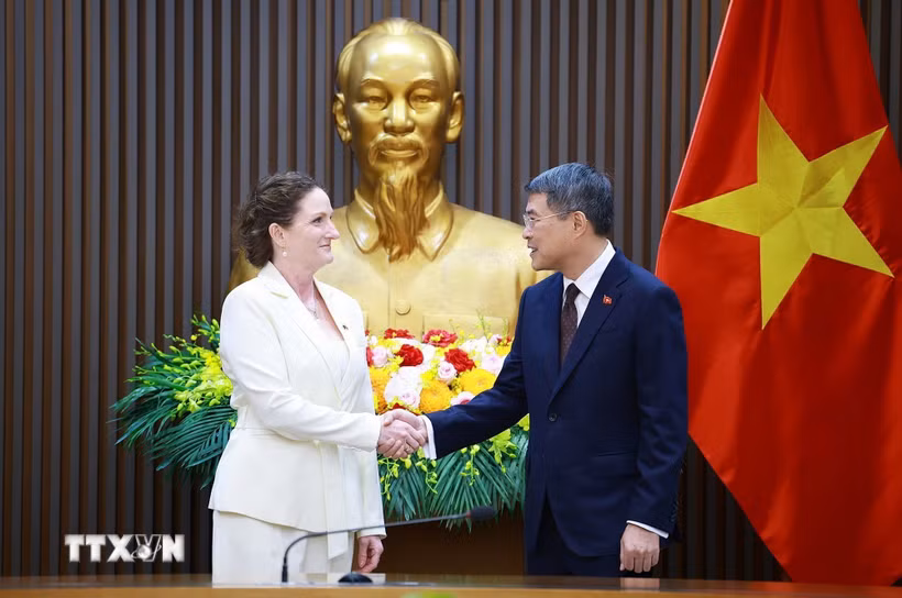 Thủ tướng Lê Minh Hưng tiếp Đại sứ New Zealand Caroline Beresford. (Ảnh: Dương Giang/TTXVN)