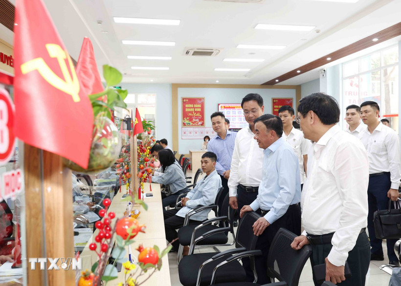 Thường trực Ban Bí thư Trần Cẩm Tú thăm Trung tâm Hành chính công phường Thanh Khê, thành phố Đà Nẵng. (Ảnh: Phương Hoa/ TTXVN)