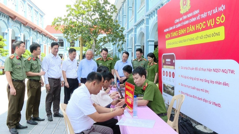 Các đại biểu tham quan điểm hướng dẫn người dân kích hoạt, đăng nhập, sử dụng VNeID và tham gia phong trào “Bình dân học vụ số”. (Nguồn: Công an tỉnh Ninh Bình)