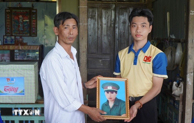 Phục dựng ảnh liệt sỹ: Món quà tinh thần vô giá gửi tặng các gia đình liệt sỹ