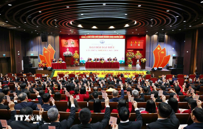 Các đại biểu biểu quyết thông qua Nghị quyết Đại hội. (Ảnh: Phạm Kiên/TTXVN)