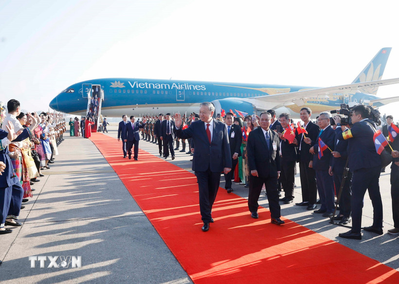 Tổng Bí thư Tô Lâm đến Thủ đô Vientiane, bắt đầu chuyến thăm cấp Nhà nước tới Cộng hòa Dân chủ Nhân dân Lào. (Ảnh: Thống Nhất/TTXVN)