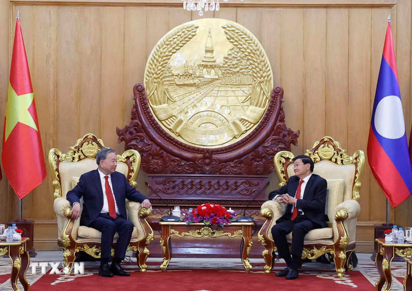 Tổng Bí thư Tô Lâm và Tổng Bí thư, Chủ tịch nước Lào Thongloun Sisoulith gặp hẹp. (Ảnh: Thống Nhất/TTXVN)
