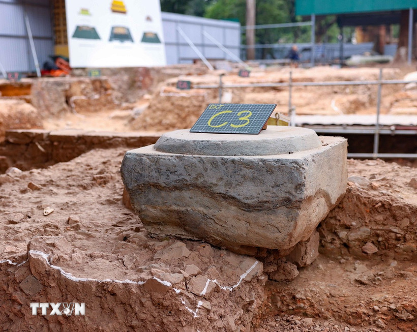 Cuộc khai quật là cơ sở khoa học có tính xác thực nhất góp phần quyết định phục vụ chiến lược phục dựng Chính điện Kính Thiên và không gian Chính điện Kính Thiên thời Lê. Cuộc khai quật cũng đáp ứng nghiêm túc các Khuyến nghị của UNESCO/ICOMOS, yêu cầu của Luật Di sản văn hóa, minh chứng rõ ràng hơn những thuộc tính cơ bản giá trị nổi bật toàn cầu của Di sản thế giới Khu Trung tâm Hoàng thành Thăng Long- Hà Nội. (Ảnh: Thanh Tùng/ TTXVN)