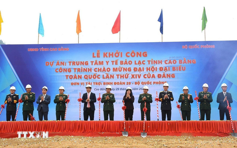 Đại tướng Phan Văn Giang, Bộ trưởng Bộ Quốc phòng, cùng lãnh đạo Bộ Y tế, Ủy ban Nhân dân tỉnh Cao Bằng thực hiện nghi thức khởi công. (Ảnh: TTXVN phát)