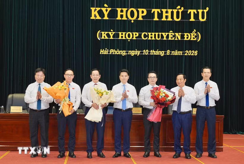 Bí thư Thành ủy Hải Phòng Lê Ngọc Châu và Thường trực Hội đồng Nhân dân thành phố tặng hoa chúc mừng các đồng chí được bầu bổ sung chức danh Phó Chủ tịch Hội đồng Nhân dân thành phố và Phó Chủ tịch Ủy ban Nhân dân thành phố Hải Phòng. (Ảnh: TTXVN phát)